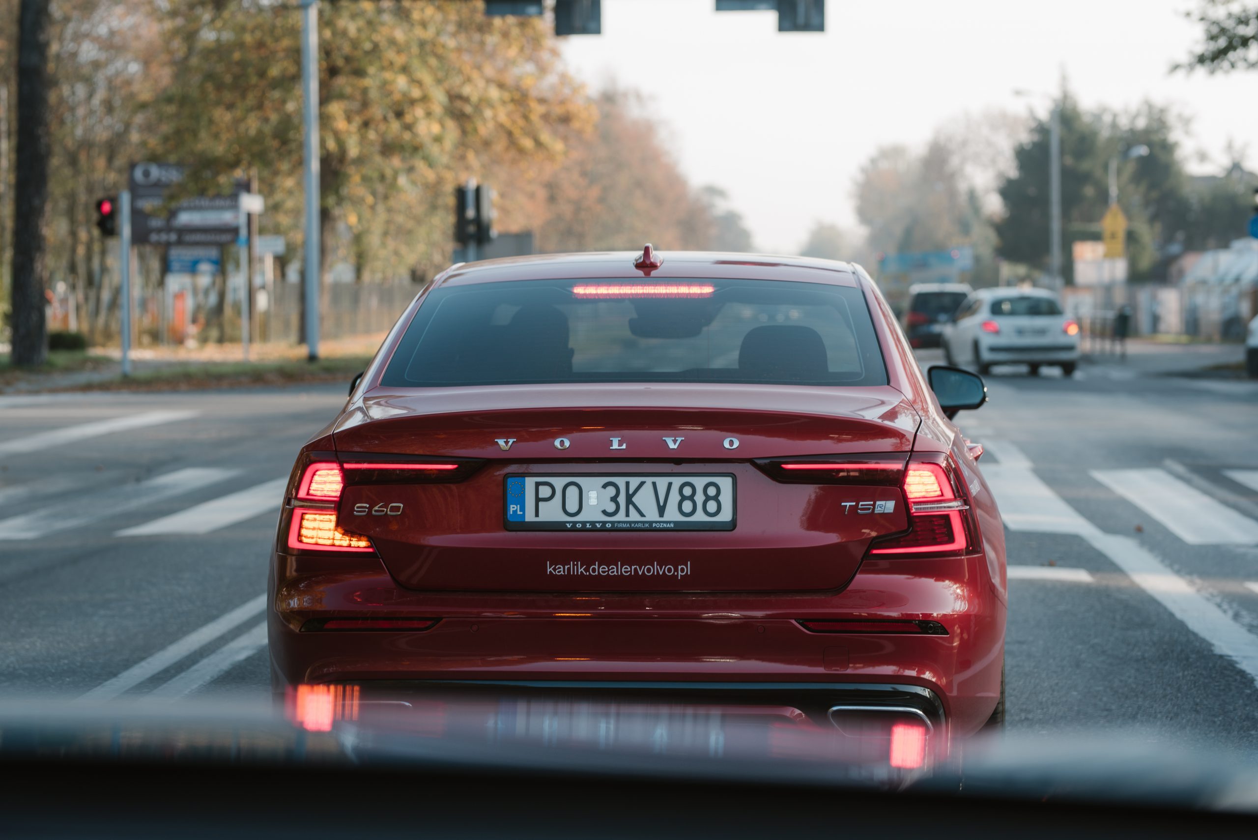 Volvo S60 w kolorze czerwonym stoi na światłach